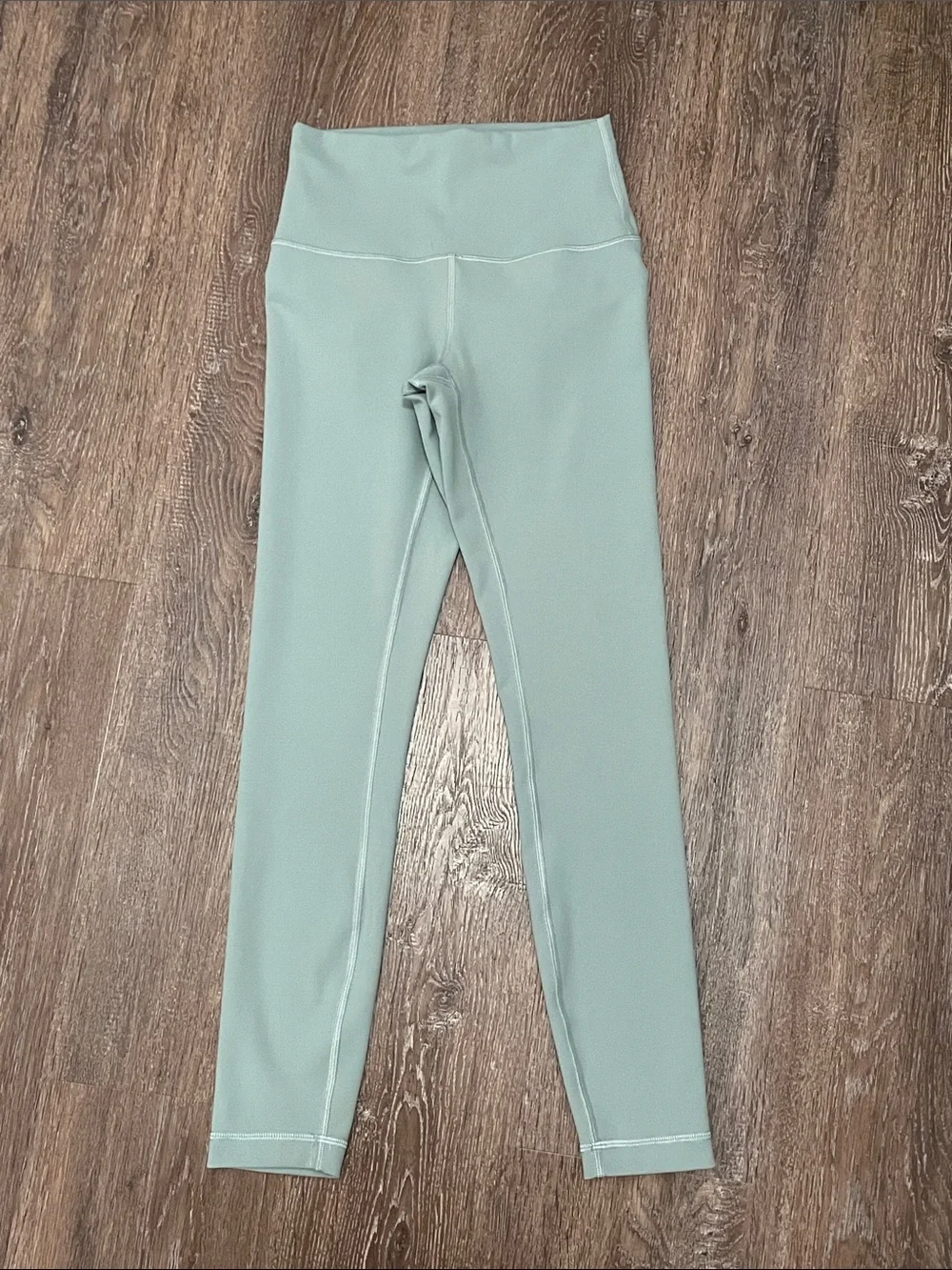 EUC Lululemon Matching Shades of Mint Green Set. Size 4